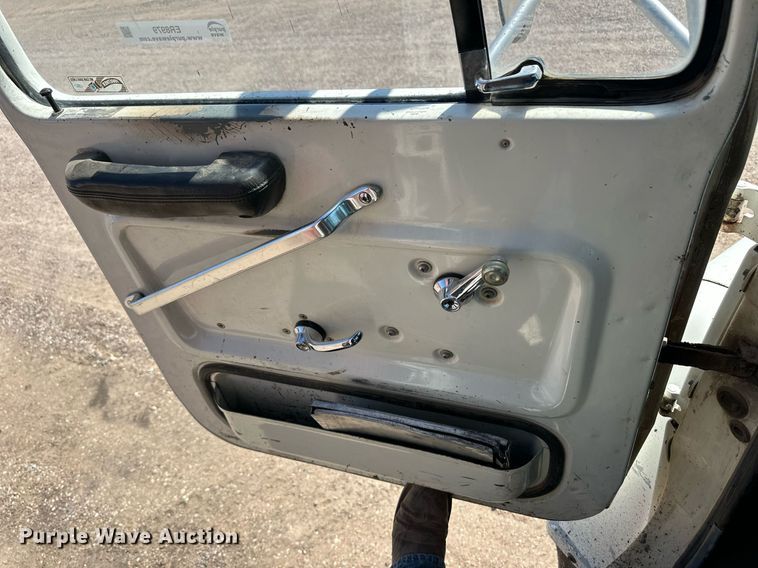 image for item ER8979 1992 Ford L9000 dump truck