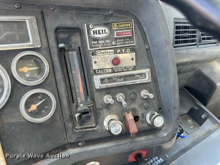 image for item ER8979 1992 Ford L9000 dump truck