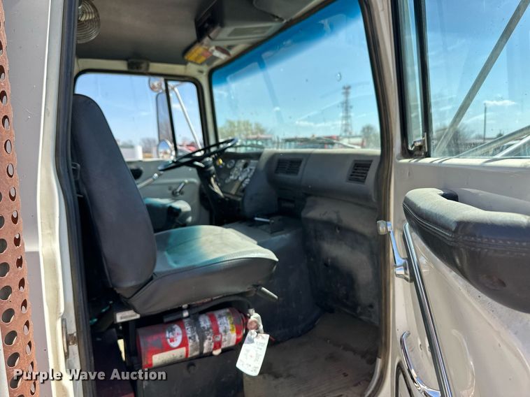 image for item ER8979 1992 Ford L9000 dump truck