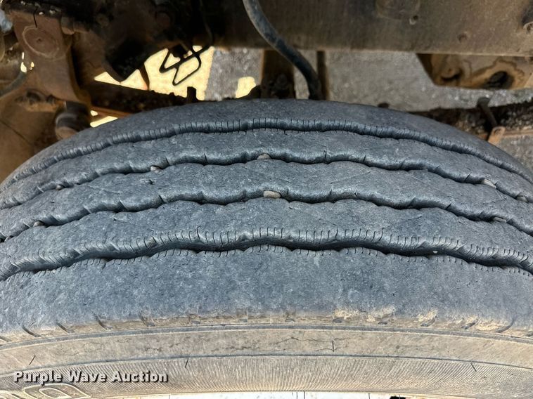 image for item ER8979 1992 Ford L9000 dump truck