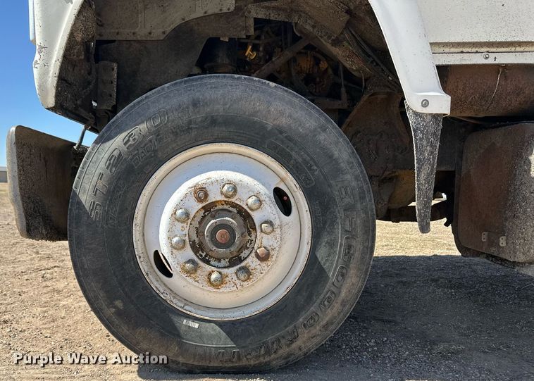 image for item ER8979 1992 Ford L9000 dump truck