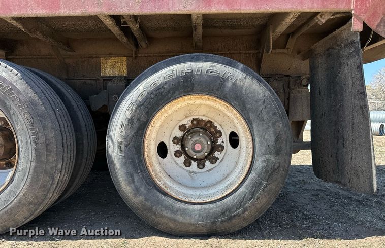 image for item ER8979 1992 Ford L9000 dump truck