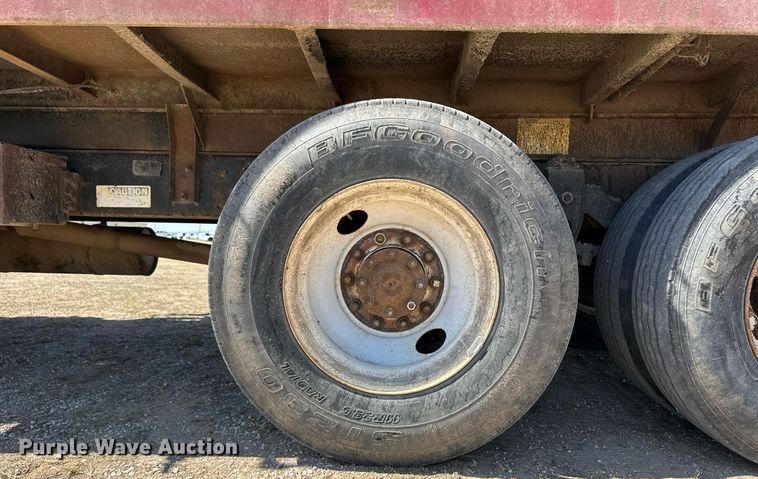 image for item ER8979 1992 Ford L9000 dump truck