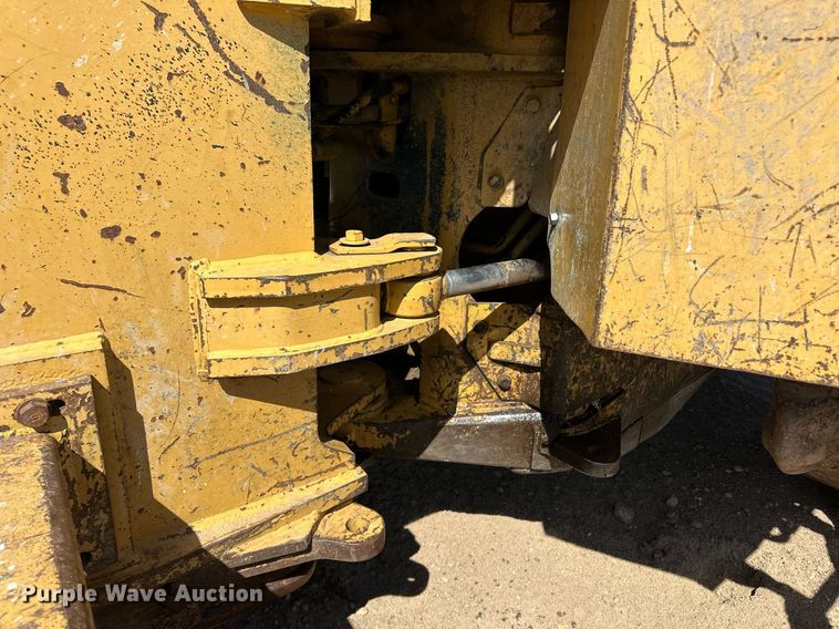 image for item ER8982 1988 Caterpillar 816B landfill compactor