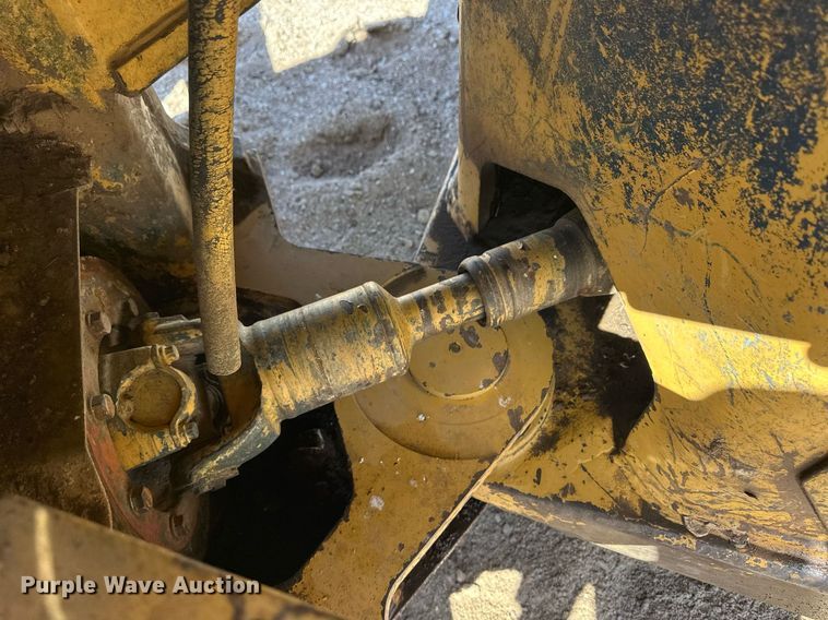 image for item ER8982 1988 Caterpillar 816B landfill compactor