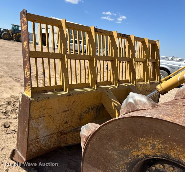 image for item ER8982 1988 Caterpillar 816B landfill compactor