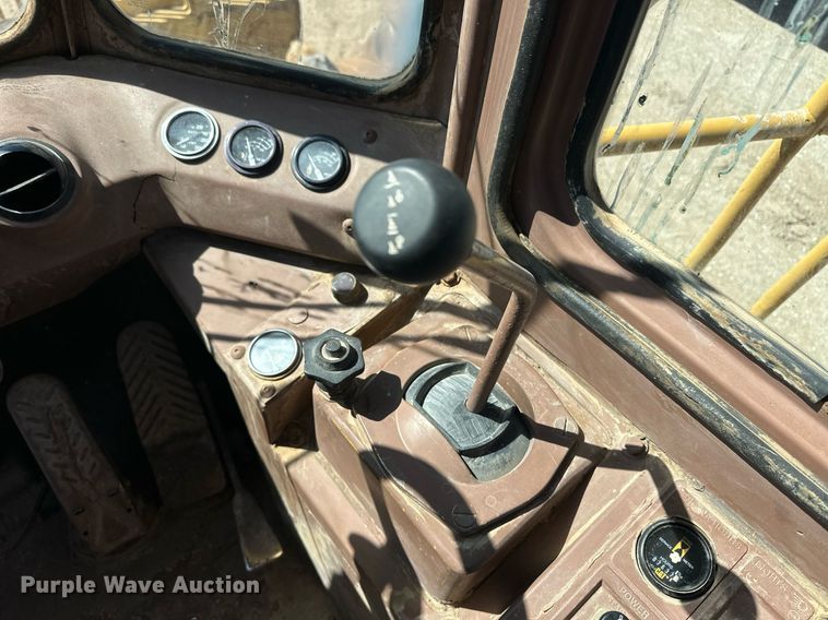 image for item ER8982 1988 Caterpillar 816B landfill compactor