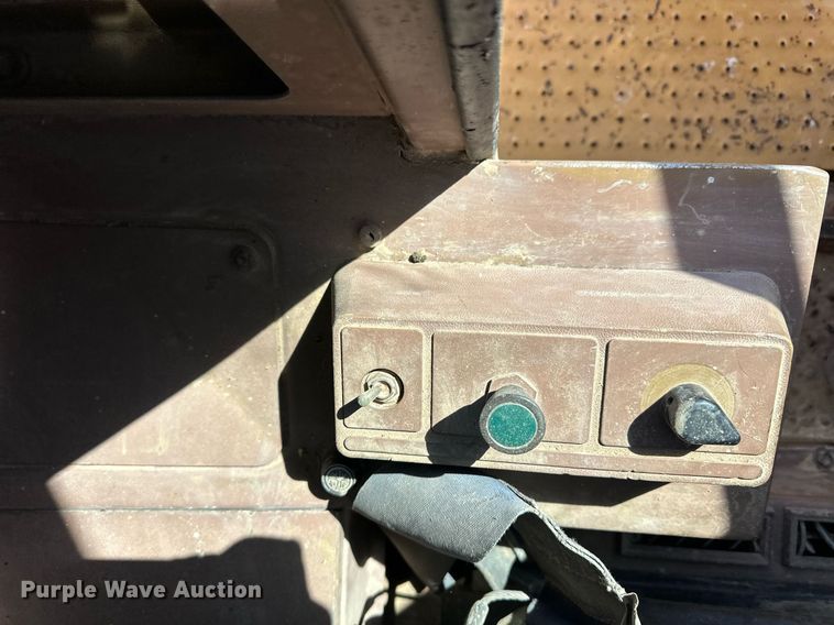 image for item ER8982 1988 Caterpillar 816B landfill compactor