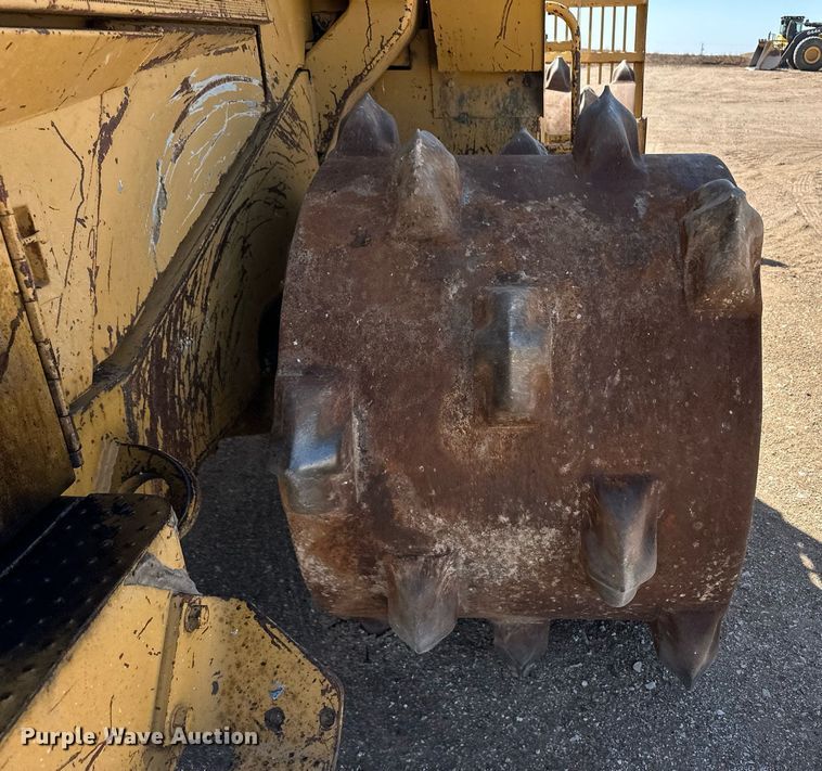 image for item ER8982 1988 Caterpillar 816B landfill compactor