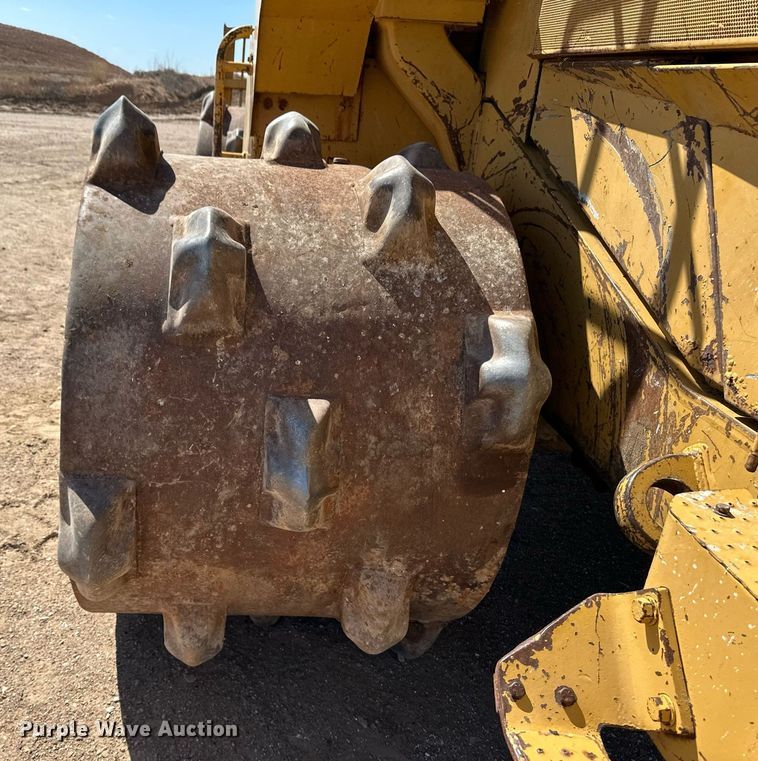 image for item ER8982 1988 Caterpillar 816B landfill compactor