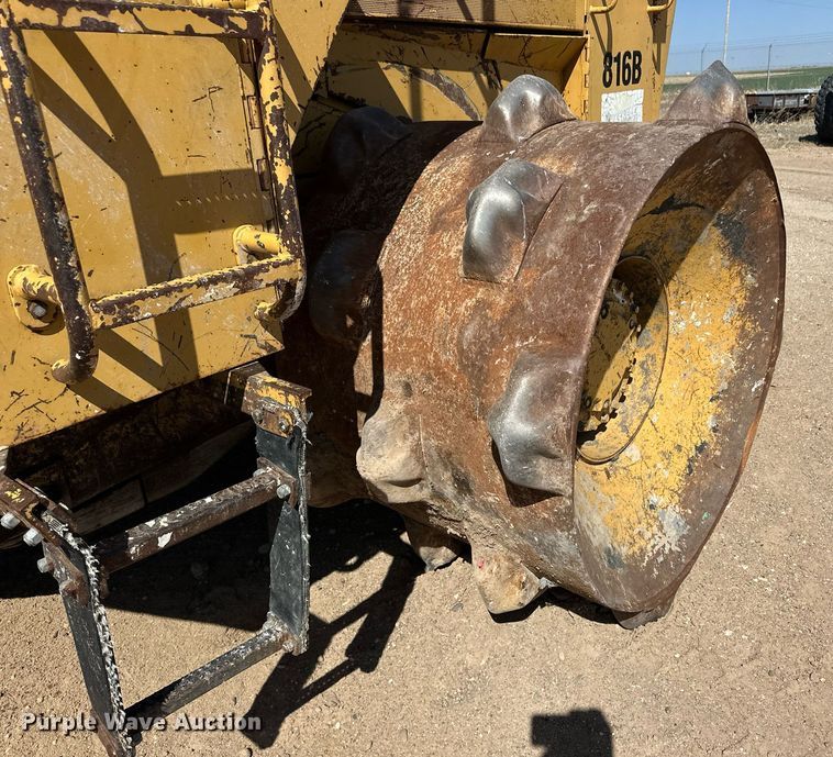 image for item ER8982 1988 Caterpillar 816B landfill compactor