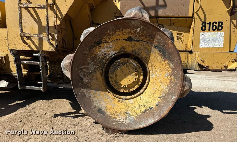 image for item ER8982 1988 Caterpillar 816B landfill compactor
