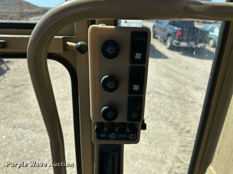 image for item ER8983 2002 Caterpillar 140H VHP motor grader