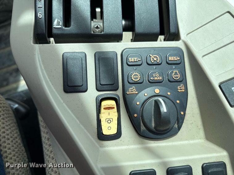 image for item DM5624 2022 John Deere 4052R MFWD tractor