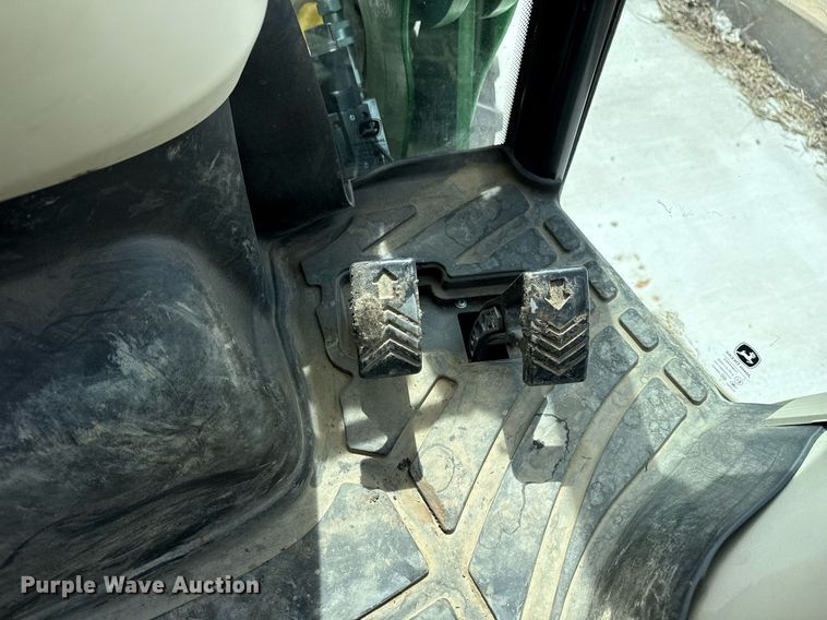 image for item DM5624 2022 John Deere 4052R MFWD tractor