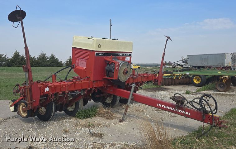 image for item DO7889 International 800 Cyclo Air air seeder
