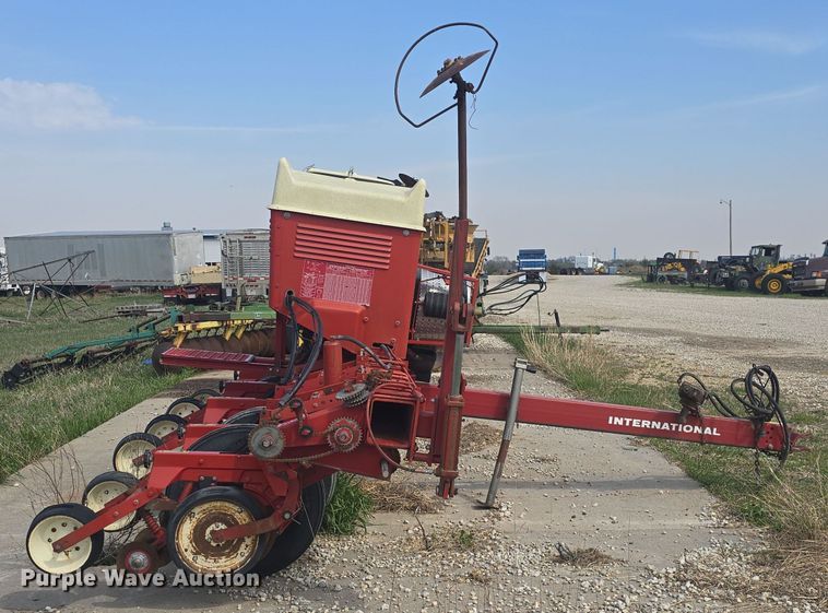image for item DO7889 International 800 Cyclo Air air seeder