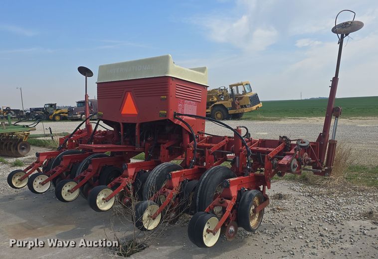 image for item DO7889 International 800 Cyclo Air air seeder