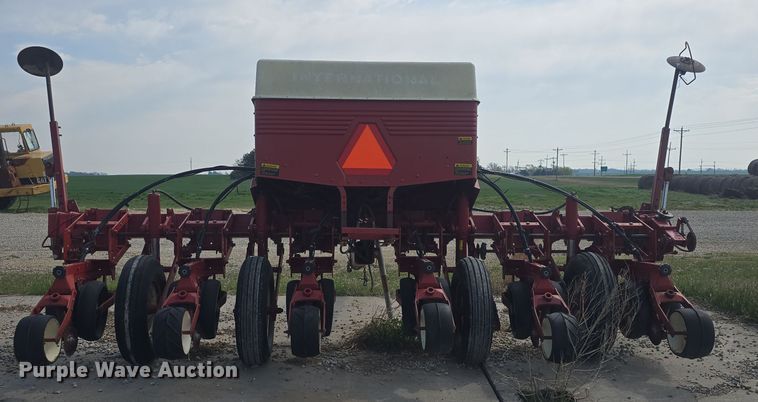 image for item DO7889 International 800 Cyclo Air air seeder