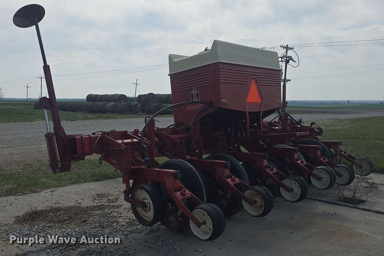 image for item DO7889 International 800 Cyclo Air air seeder