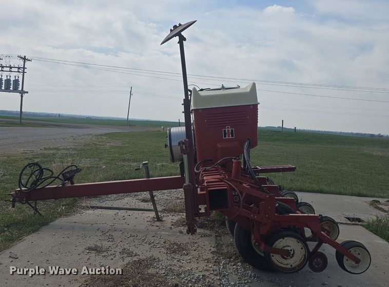 image for item DO7889 International 800 Cyclo Air air seeder