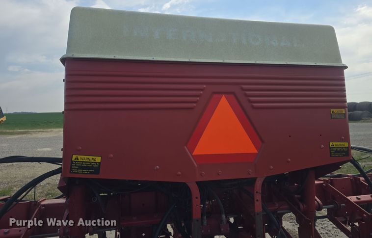 image for item DO7889 International 800 Cyclo Air air seeder