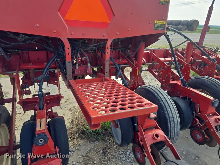 image for item DO7889 International 800 Cyclo Air air seeder