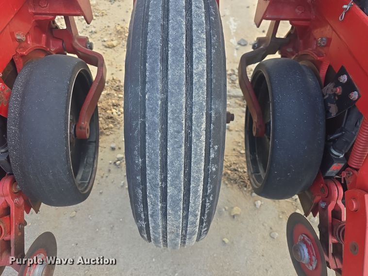 image for item DO7889 International 800 Cyclo Air air seeder