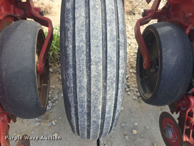 image for item DO7889 International 800 Cyclo Air air seeder