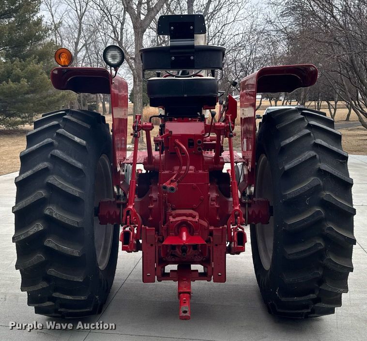 image for item DT0617 1970 International Farmall 856 tractor