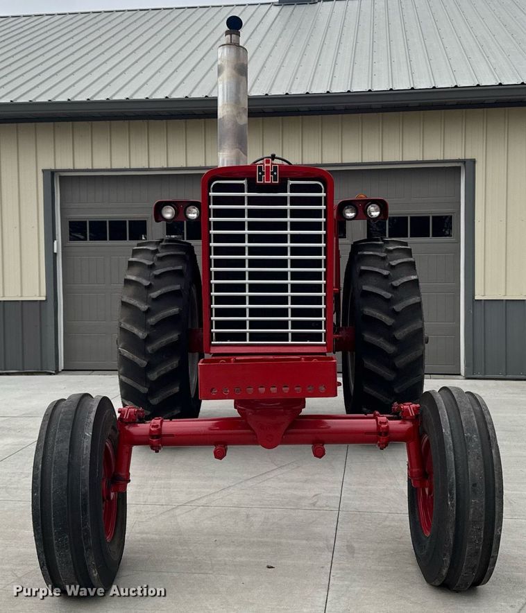 image for item DT0617 1970 International Farmall 856 tractor