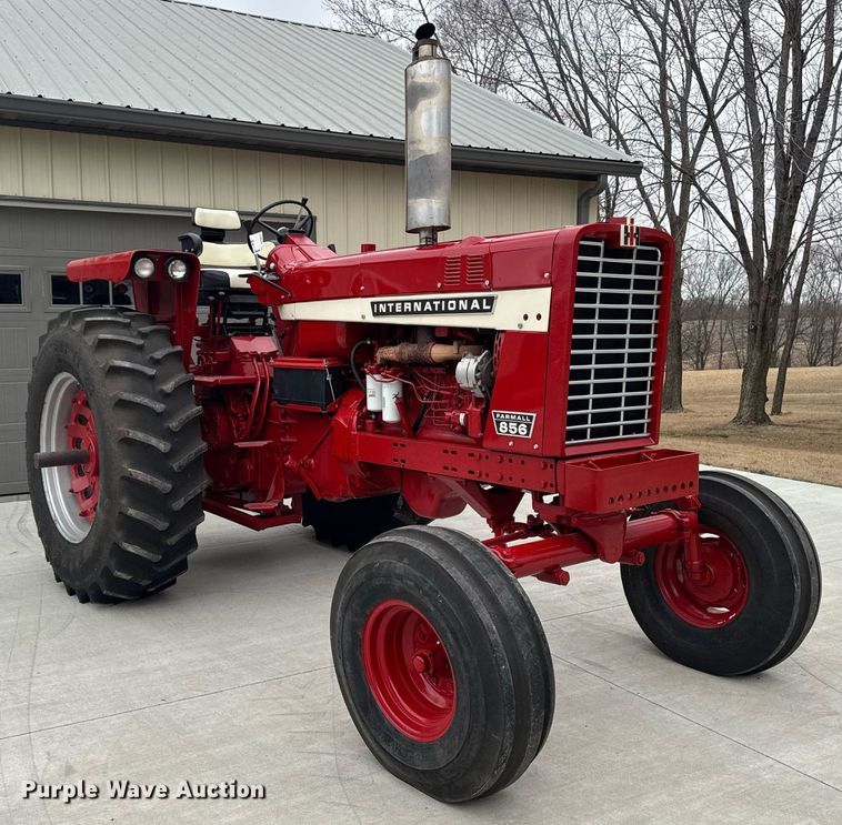 image for item DT0617 1970 International Farmall 856 tractor