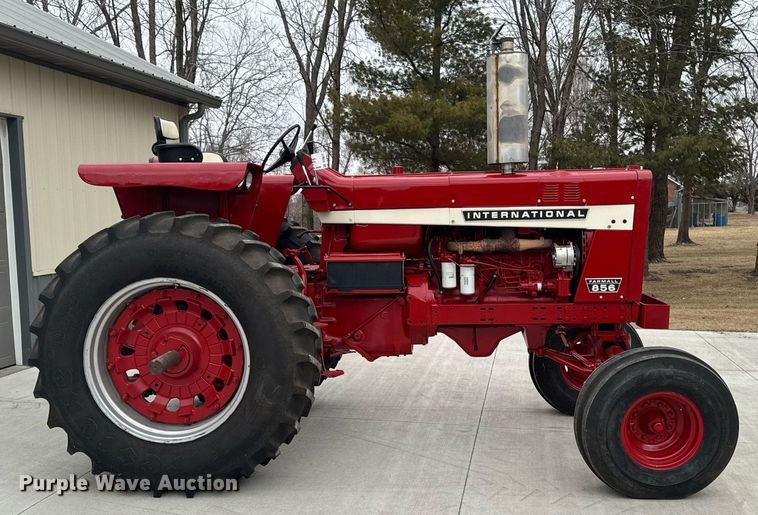 image for item DT0617 1970 International Farmall 856 tractor