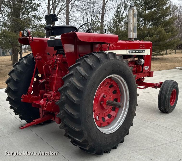 image for item DT0617 1970 International Farmall 856 tractor