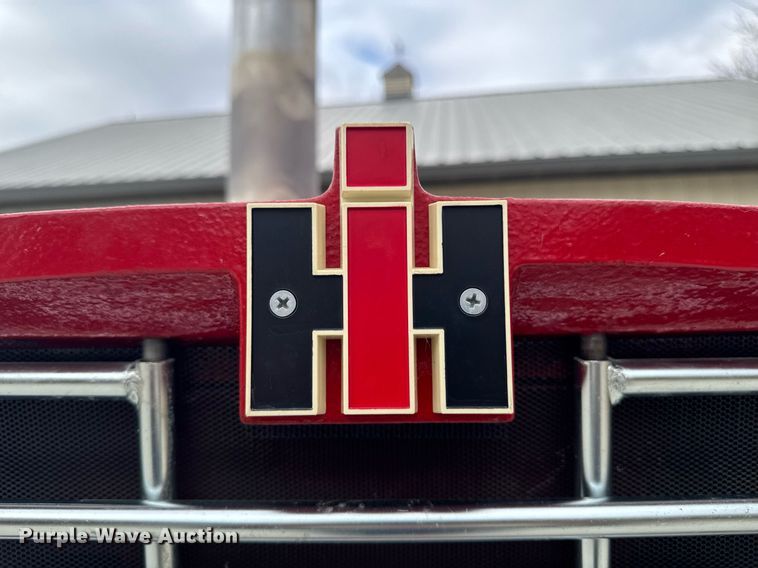 image for item DT0617 1970 International Farmall 856 tractor