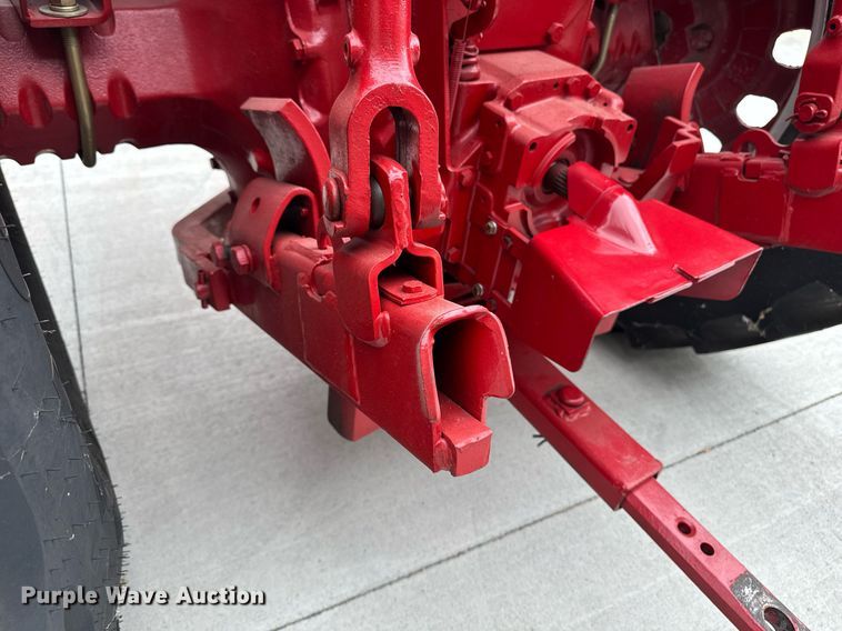 image for item DT0617 1970 International Farmall 856 tractor