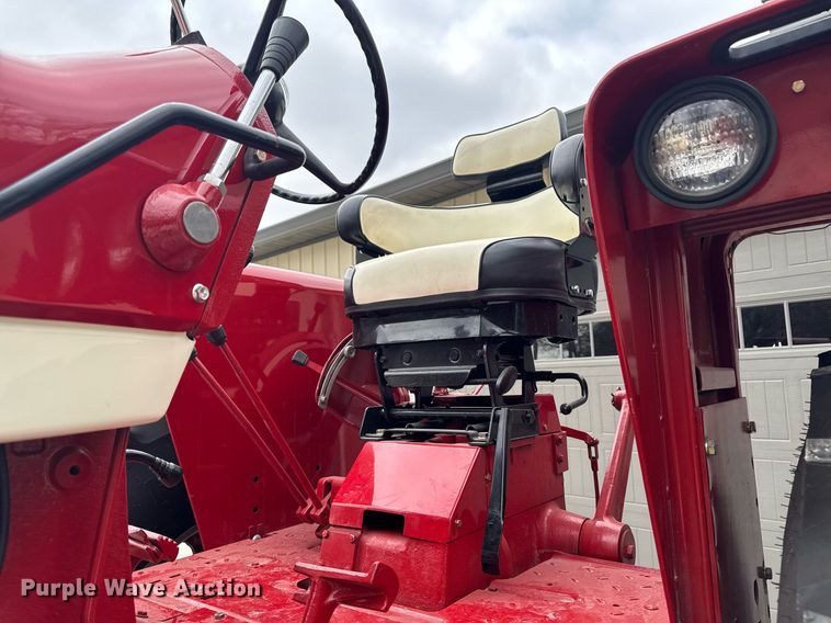 image for item DT0617 1970 International Farmall 856 tractor