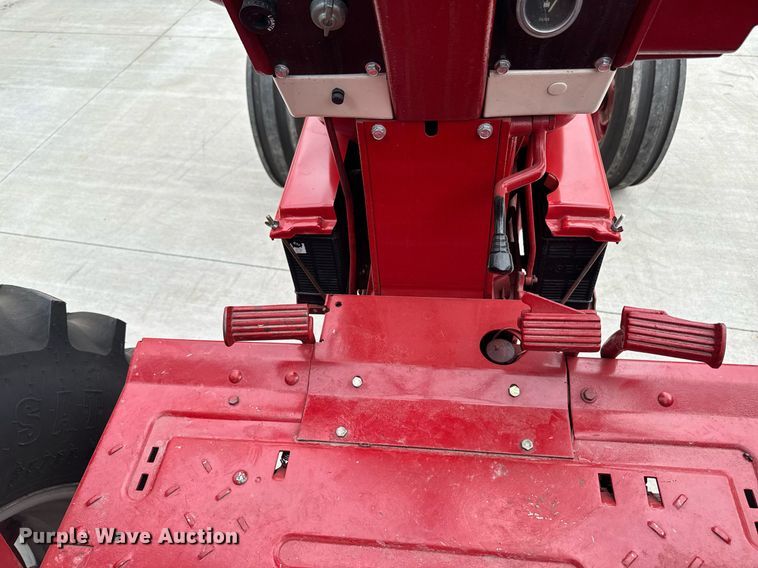 image for item DT0617 1970 International Farmall 856 tractor