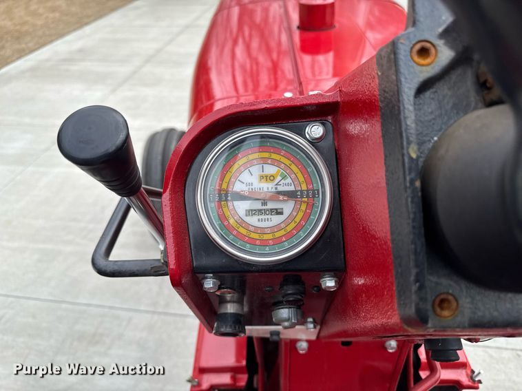 image for item DT0617 1970 International Farmall 856 tractor