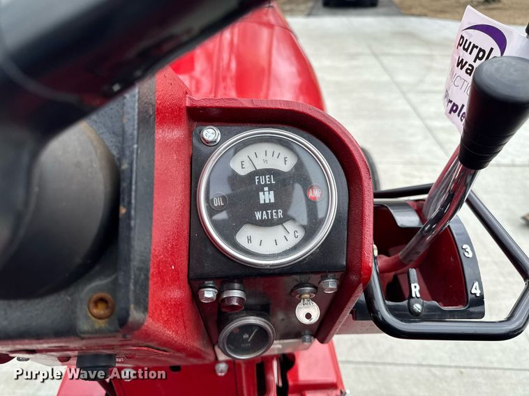 image for item DT0617 1970 International Farmall 856 tractor