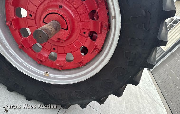 image for item DT0617 1970 International Farmall 856 tractor