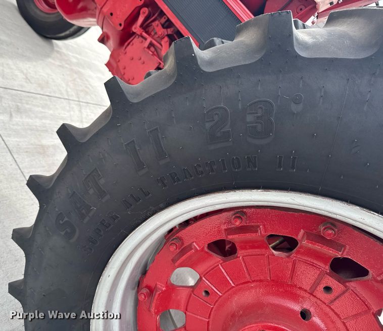 image for item DT0617 1970 International Farmall 856 tractor