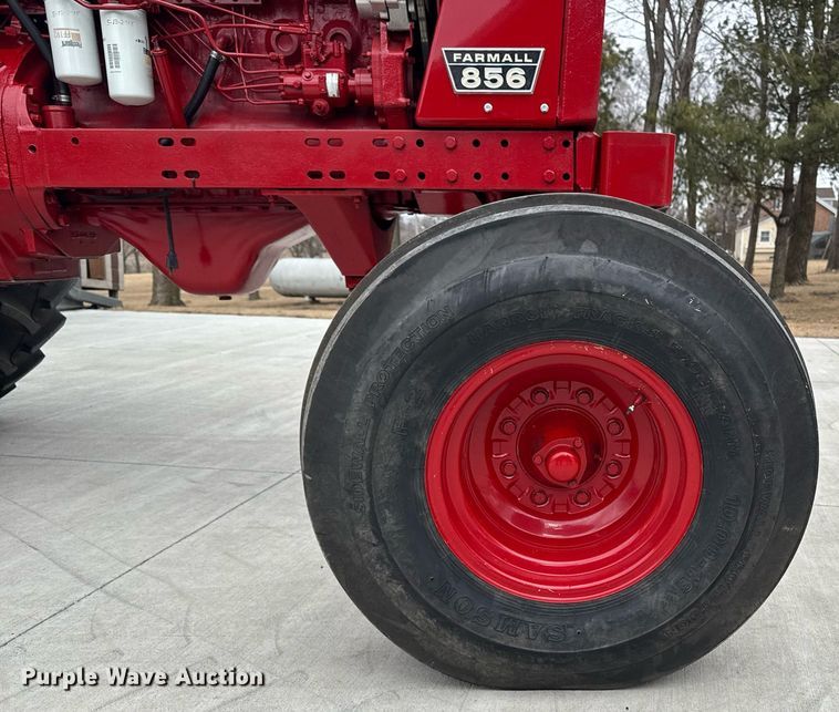 image for item DT0617 1970 International Farmall 856 tractor