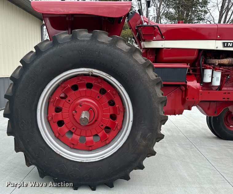 image for item DT0617 1970 International Farmall 856 tractor