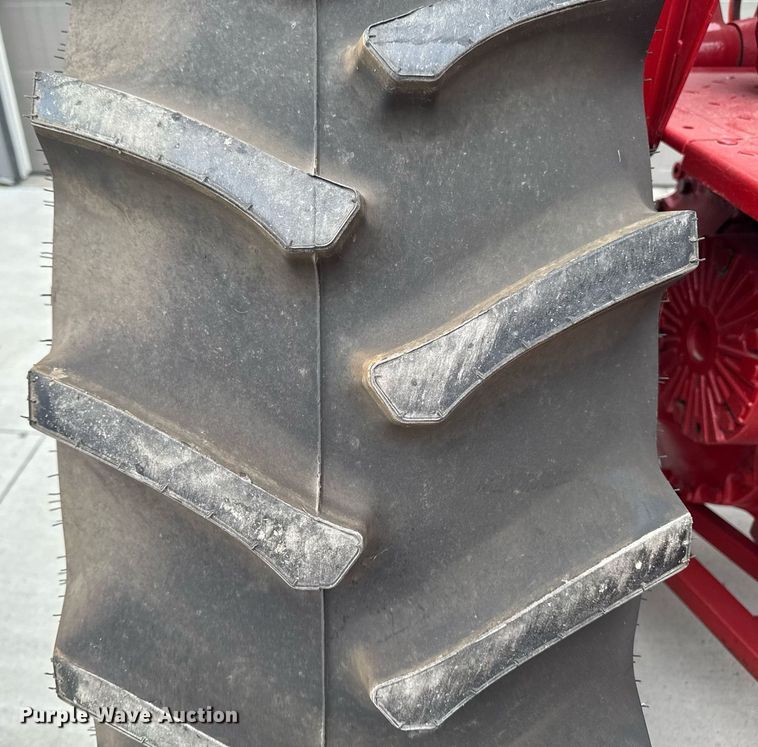 image for item DT0617 1970 International Farmall 856 tractor