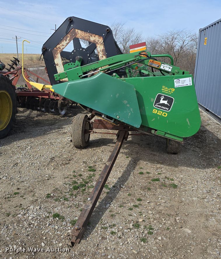image for item DT6751 1999 John Deere 920 flex head