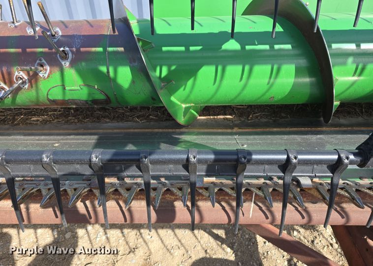 image for item DT6751 1999 John Deere 920 flex head