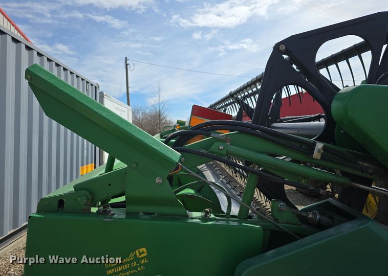 image for item DT6751 1999 John Deere 920 flex head