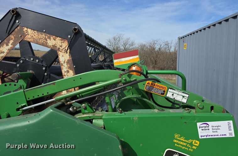 image for item DT6751 1999 John Deere 920 flex head