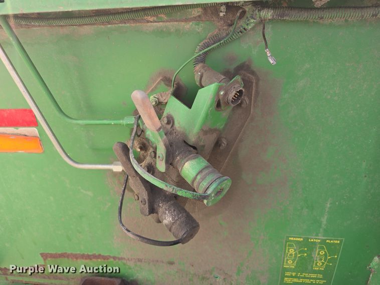 image for item DT6751 1999 John Deere 920 flex head